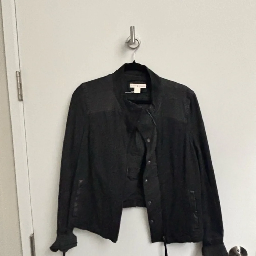 Casual jacket with leather detail